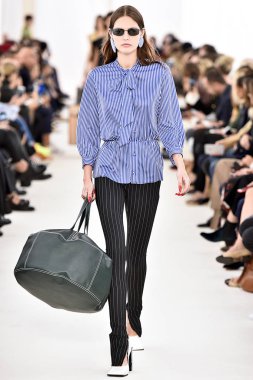 Demma Gvasalia şov ile tasarlanmış Balenciaga 