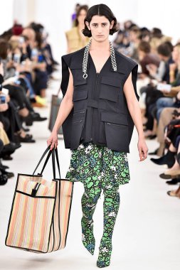 Demma Gvasalia şov ile tasarlanmış Balenciaga 