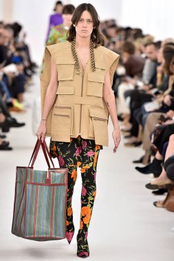 Demma Gvasalia şov ile tasarlanmış Balenciaga 