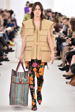 Demma Gvasalia şov ile tasarlanmış Balenciaga 