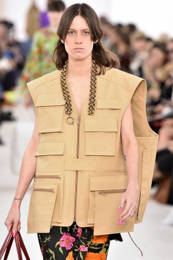 Demma Gvasalia şov ile tasarlanmış Balenciaga 