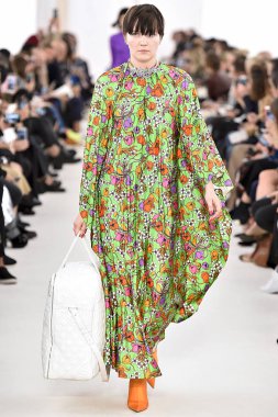Demma Gvasalia şov ile tasarlanmış Balenciaga 