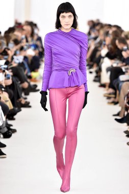 Demma Gvasalia şov ile tasarlanmış Balenciaga 