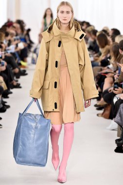 Demma Gvasalia şov ile tasarlanmış Balenciaga 