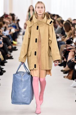 Demma Gvasalia şov ile tasarlanmış Balenciaga 