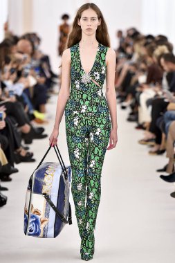 Demma Gvasalia şov ile tasarlanmış Balenciaga 