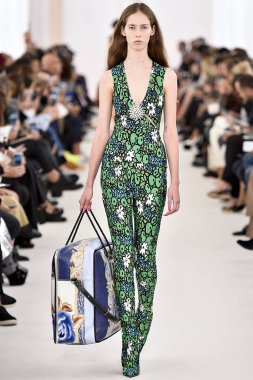 Demma Gvasalia şov ile tasarlanmış Balenciaga 