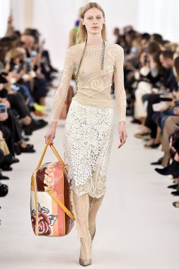 Demma Gvasalia şov ile tasarlanmış Balenciaga 