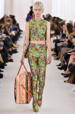 Demma Gvasalia şov ile tasarlanmış Balenciaga 