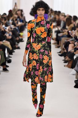 Demma Gvasalia şov ile tasarlanmış Balenciaga 