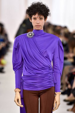 Demma Gvasalia şov ile tasarlanmış Balenciaga 