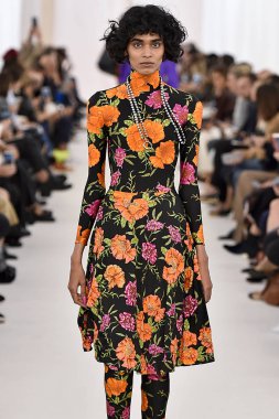 Demma Gvasalia şov ile tasarlanmış Balenciaga 