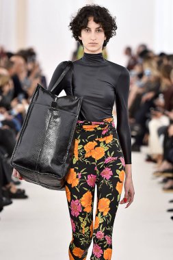 Demma Gvasalia şov ile tasarlanmış Balenciaga 