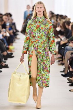 Demma Gvasalia şov ile tasarlanmış Balenciaga 