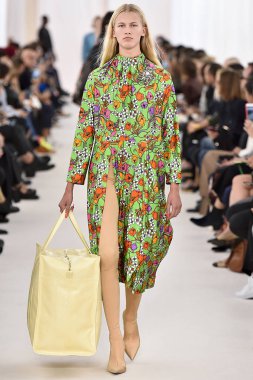 Demma Gvasalia şov ile tasarlanmış Balenciaga 