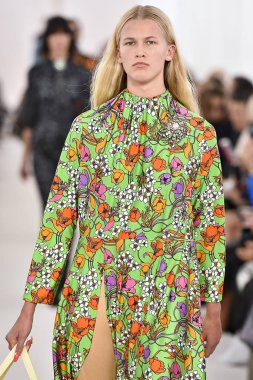Demma Gvasalia şov ile tasarlanmış Balenciaga 
