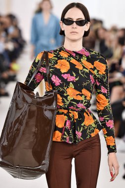Demma Gvasalia şov ile tasarlanmış Balenciaga 