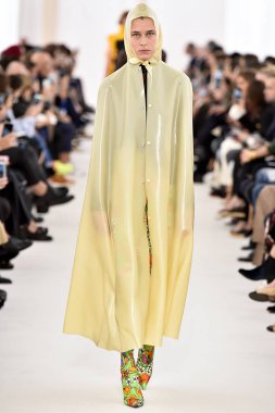 Demma Gvasalia şov ile tasarlanmış Balenciaga 