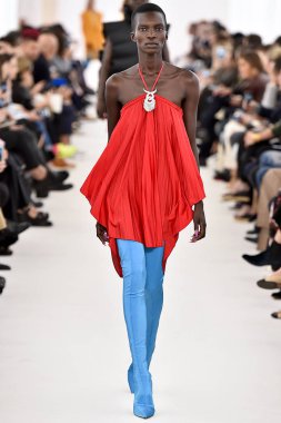 Demma Gvasalia şov ile tasarlanmış Balenciaga 