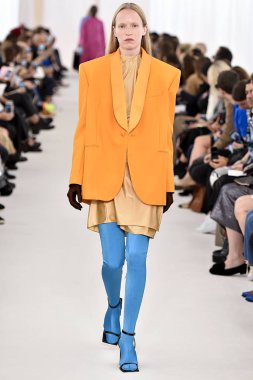 Demma Gvasalia şov ile tasarlanmış Balenciaga 