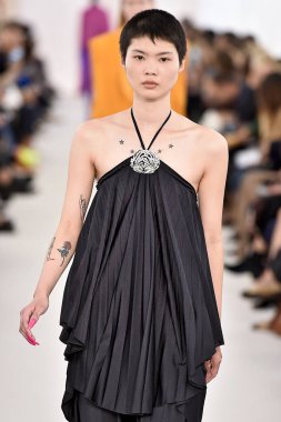 Demma Gvasalia şov ile tasarlanmış Balenciaga 