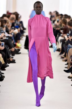 Demma Gvasalia şov ile tasarlanmış Balenciaga 