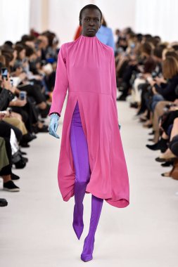 Demma Gvasalia şov ile tasarlanmış Balenciaga 