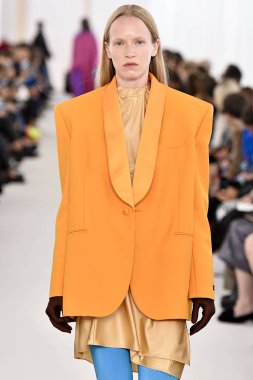 Demma Gvasalia şov ile tasarlanmış Balenciaga 