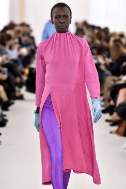Demma Gvasalia şov ile tasarlanmış Balenciaga 