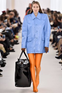 Demma Gvasalia şov ile tasarlanmış Balenciaga 