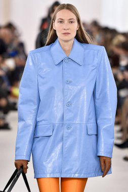 Demma Gvasalia şov ile tasarlanmış Balenciaga 