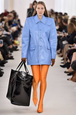 Demma Gvasalia şov ile tasarlanmış Balenciaga 