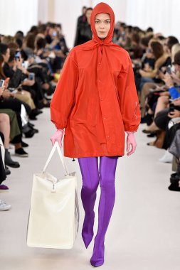 Demma Gvasalia şov ile tasarlanmış Balenciaga 