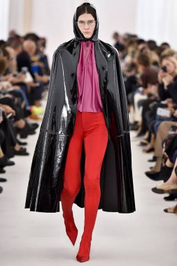 Demma Gvasalia şov ile tasarlanmış Balenciaga 