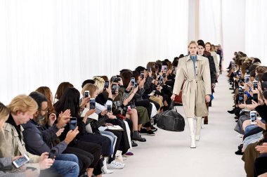 Demma Gvasalia şov ile tasarlanmış Balenciaga