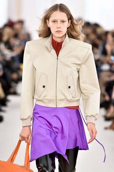 Demma Gvasalia şov ile tasarlanmış Balenciaga 