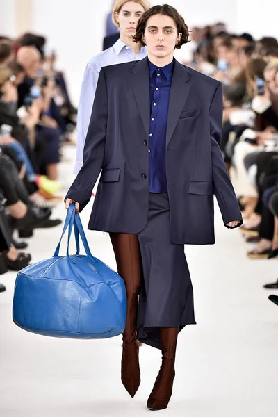 Demma Gvasalia şov ile tasarlanmış Balenciaga 