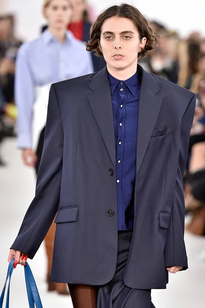 Demma Gvasalia şov ile tasarlanmış Balenciaga 