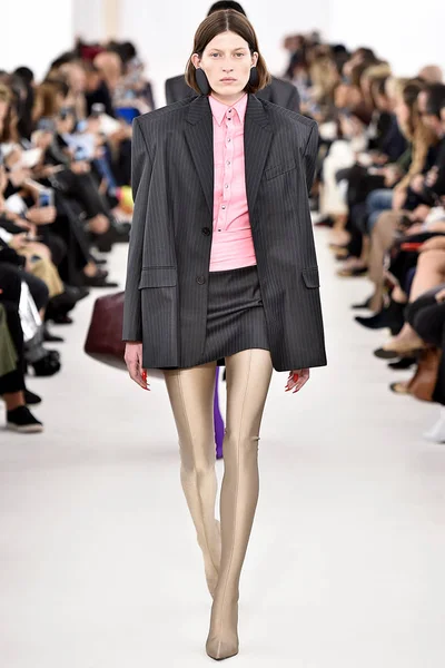 Demma Gvasalia şov ile tasarlanmış Balenciaga 