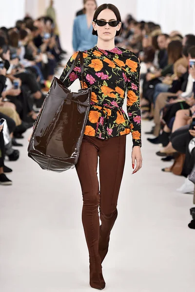 Demma Gvasalia şov ile tasarlanmış Balenciaga 