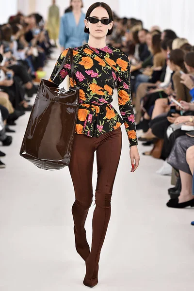 Demma Gvasalia şov ile tasarlanmış Balenciaga 