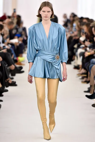 Demma Gvasalia şov ile tasarlanmış Balenciaga 