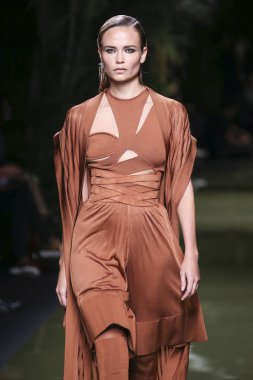 Balmain gösterisi olarak Paris moda haftası