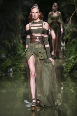 Balmain gösterisi olarak Paris moda haftası