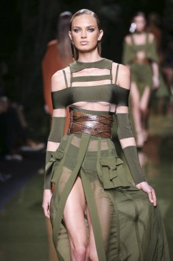 Balmain gösterisi olarak Paris moda haftası