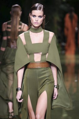Balmain gösterisi olarak Paris moda haftası
