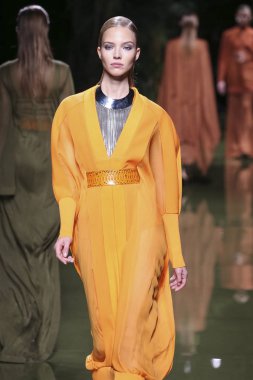 Balmain gösterisi olarak Paris moda haftası