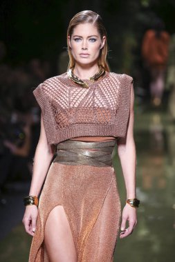 Balmain gösterisi olarak Paris moda haftası