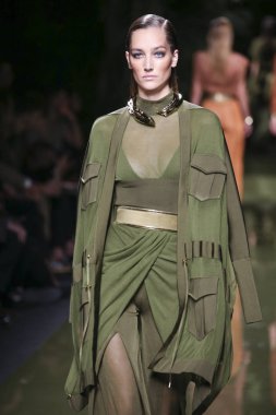 Balmain gösterisi olarak Paris moda haftası
