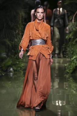 Balmain gösterisi olarak Paris moda haftası